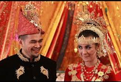 Foto kenangan tgk Wisnu Dengan Pelaminan Adat Aceh Foto kenangan tgk Wisnu Dengan Pelaminan Adat Aceh