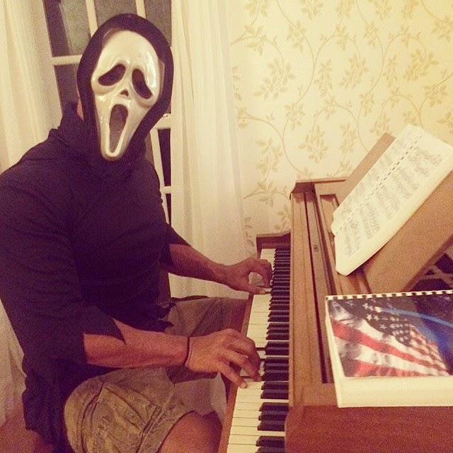 Dwayne The Rock Johnson recuerda a la película Scary Movie en hallowen Dwayne The Rock Johnson recuerda a la película Scary Movie en hallowen