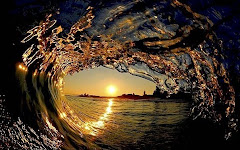Vue du soleil levant par l'intérieur d'une vague!