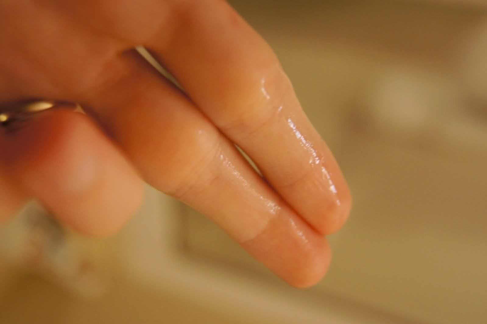Жгучая брюнетка вставляет пальчик в мокрую киску