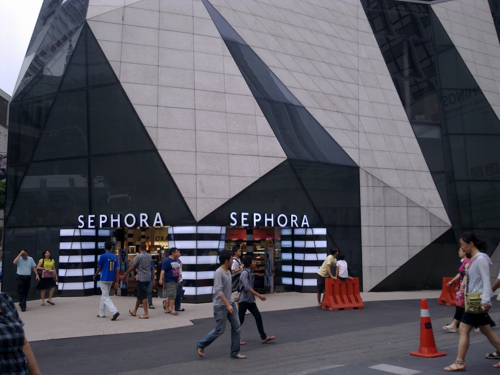 S a f f u a n S t u d i o Sephora di Bukit Bintang, Kuala Lumpur..