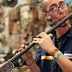 Artista transforma armas em instrumentos musicais 