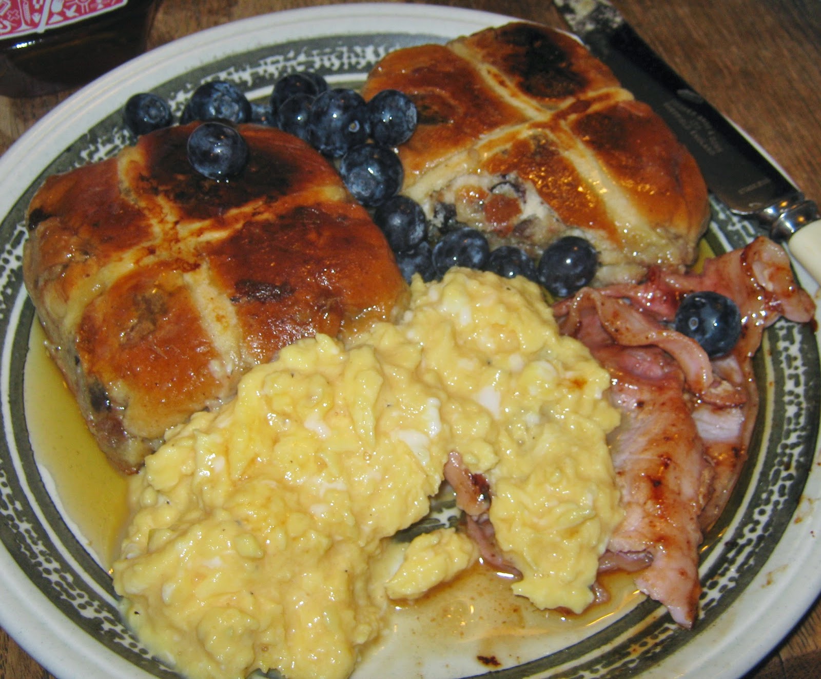 Hot cross buns with maple syrup and blueberries