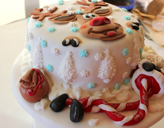 Tarta de Navidad, todo hecho en fondant y detalles con pincel con pintura comestible, sabor de tarta de calabaza con bizcocho natural y color naranja, el buttercream es de queso de untar coloreado de azul, por Sweet KOKEKO