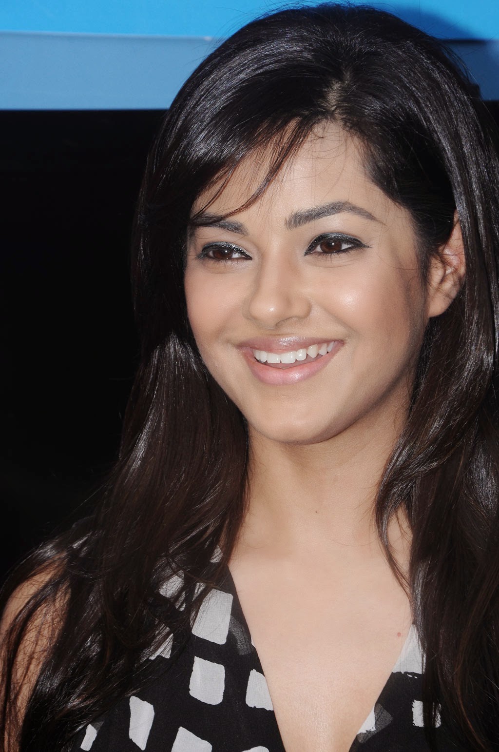 meera chopra hot hd wallpaper in mini skirt meera chopra hot hd wallpaper in mini skirt