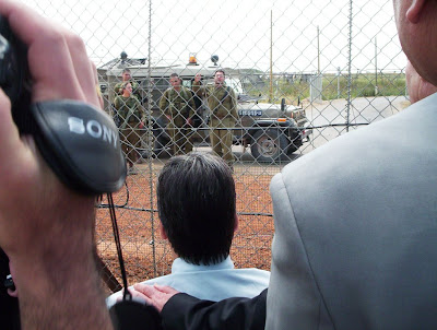 Soldados israelense intimidam deputados Soldados israelenses intimidam deputados brasileiros