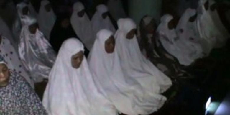 Lampu Padam, Warga Polewali Mandar Tarawih dalam Gulita Lampu Padam, Warga Polewali Mandar Tarawih dalam Gulita