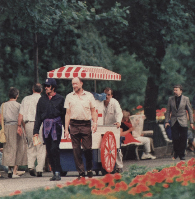 Os disfarces de Michael! Michael+Jackson+Visiting+the+Berlin+Zoo+1988+%285%29