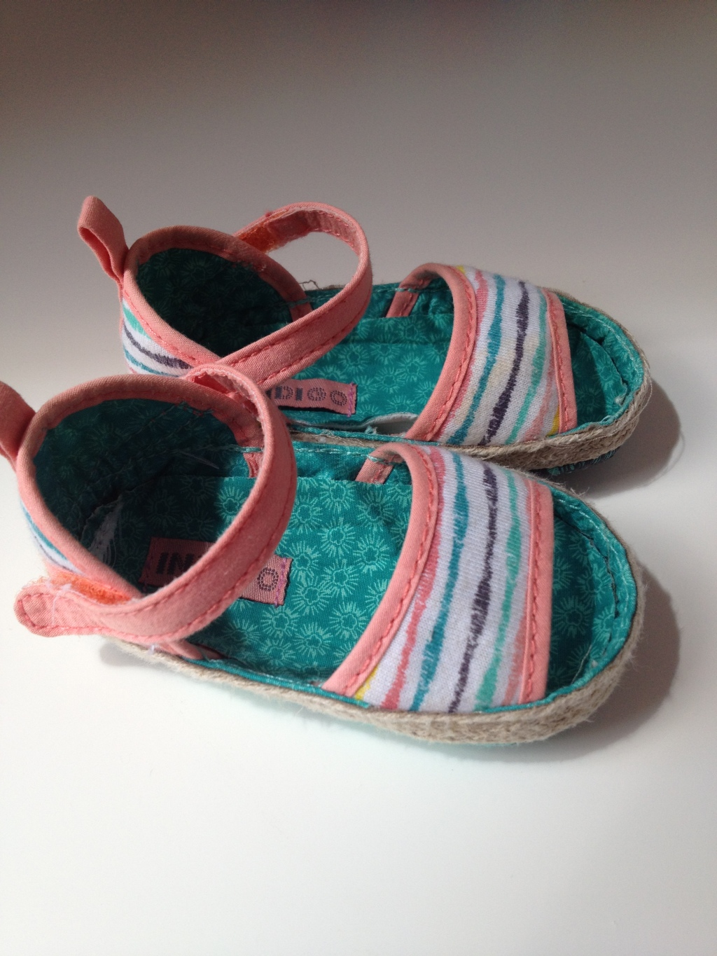 6.FreeSure. Ayakkabılar (soldan sağa. 2.Zara baby. 1.C&A hello kitty