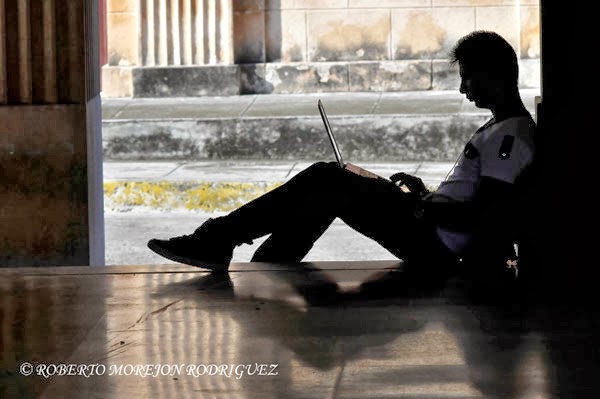 Estudiantes usando las nuevas tecnologías en áreas exteriores de la Biblioteca Central de la Universidad de La Habana, Cuba, el 23 de octubre de 2013. Estudiantes usando las nuevas tecnologías en áreas exteriores de la Biblioteca Central de la Universidad de La Habana, Cuba, el 23 de octubre de 2013.