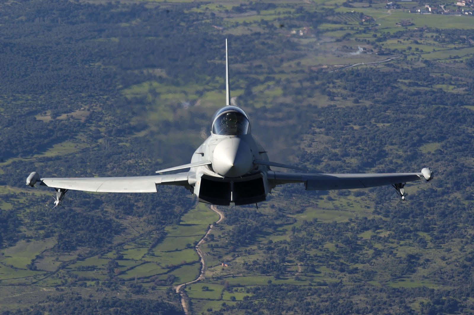 http://4.bp.blogspot.com/-lhmXFwQ9zVM/ThdVrdD35_I/AAAAAAAAAK0/9FFGIQjkdEc/s1600/Eurofighter+Typhoon+7.jpg