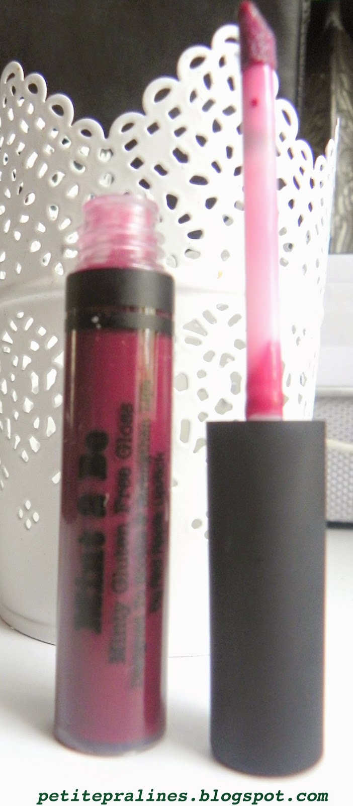 Au Naturale Product Review Red Apple Lipstick Eyeshadow in Champagne