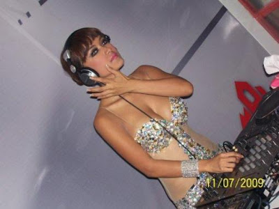 Jupe Pakai Bikini saat menjadi DJ