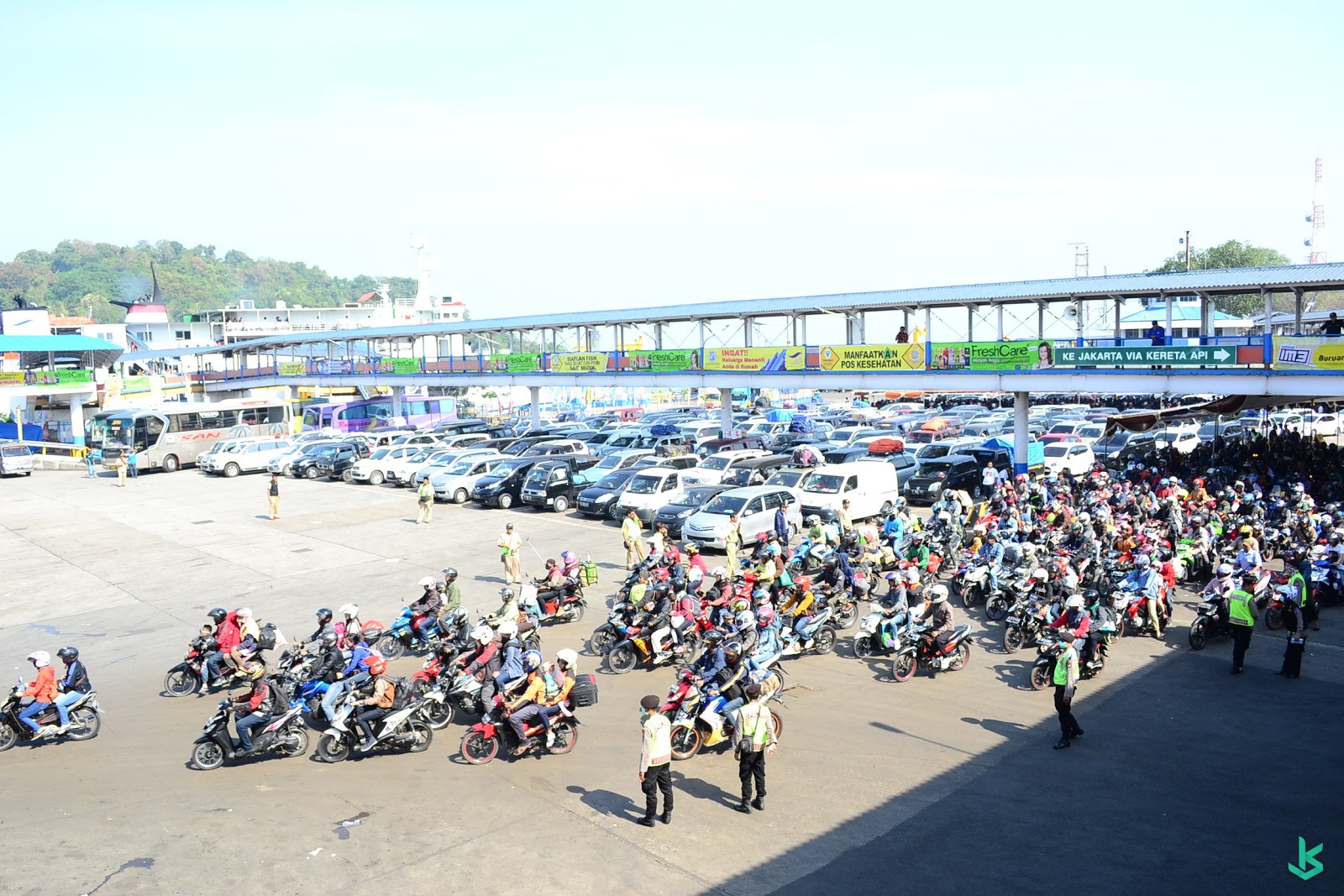 Suasana Mudik Lebaran di Pelabuhan Merak Banten Suasana Mudik Lebaran di Pelabuhan Merak Banten