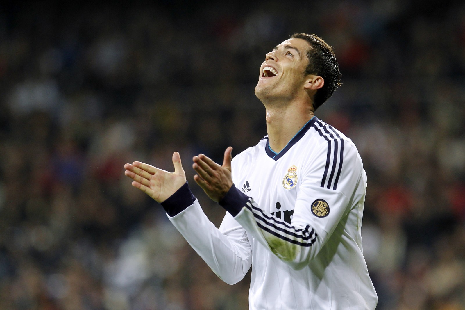 http://4.bp.blogspot.com/-ljOHgZ0BFYk/UTWHPauPxUI/AAAAAAAAI2o/8dyzzUbiBE8/s1600/Cristiano-Ronaldo-2013-HD-Wallpaper-Picture-Real-Madrid-4.jpg