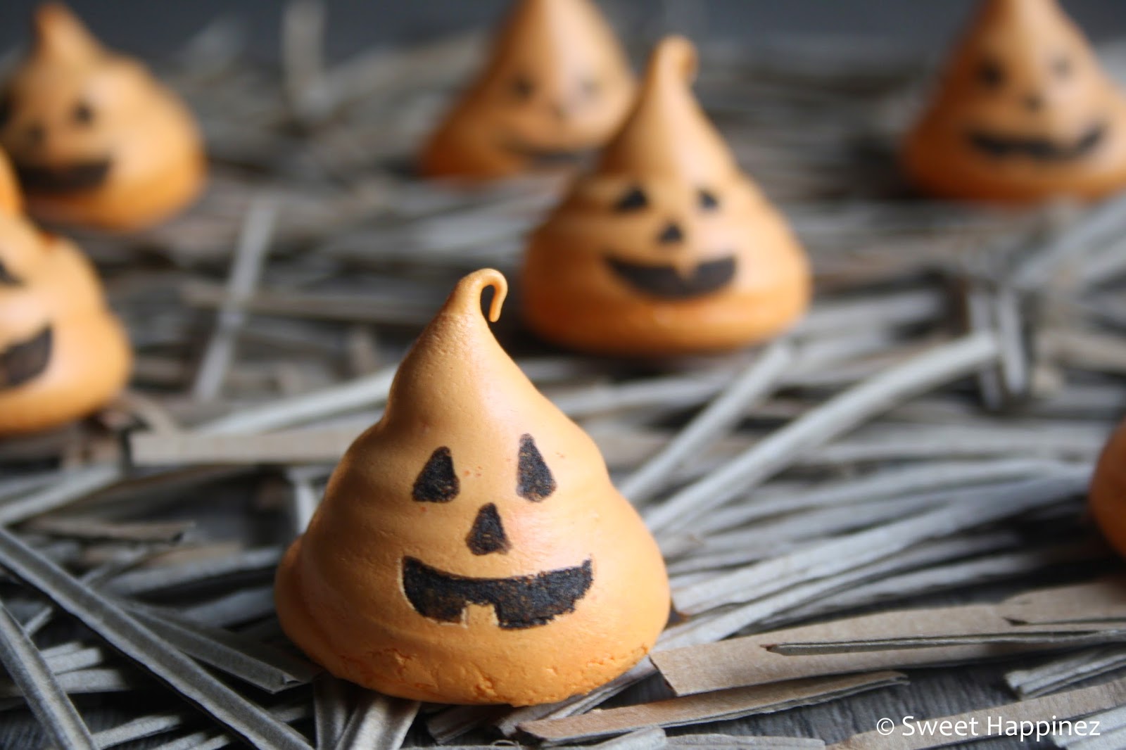 http://4.bp.blogspot.com/-ljeR472Bajw/VEU21Mdf0aI/AAAAAAAAD44/eWKMyv1FGOs/s1600/Lampionnen%2BMeringues%2B2.JPG