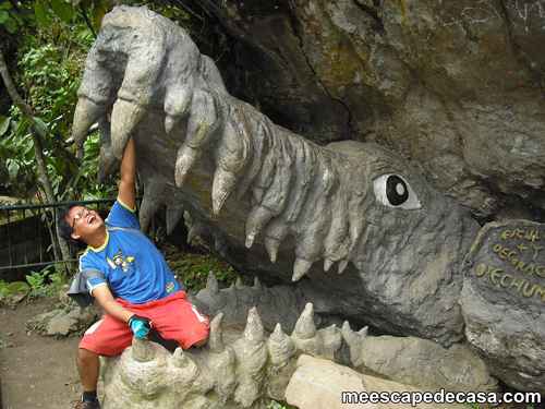 El Caminante simulando una lucha con un caimán de piedra en el Centro Turístico del Río Tioyacu (Rioja, Perú) 3 El Caminante simulando una lucha con un caimán de piedra en el Centro Turístico del Río Tioyacu (Rioja, Perú) 3