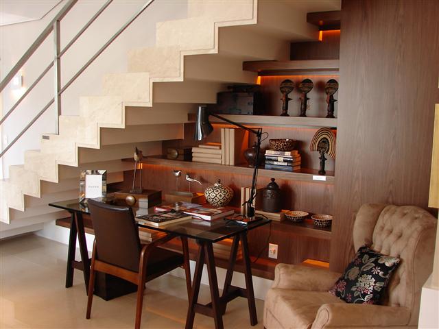 decoracao de paredes de escadas interiores:Um escritório encaixado torna útil um espaço difícil de compor. decoracao de paredes de escadas interiores:Um escritório encaixado torna útil um espaço difícil de compor.