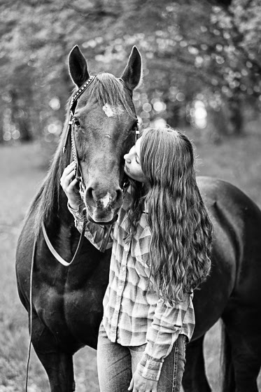 How to take portraits with horses | taking senior pictures with horses | photographing horses