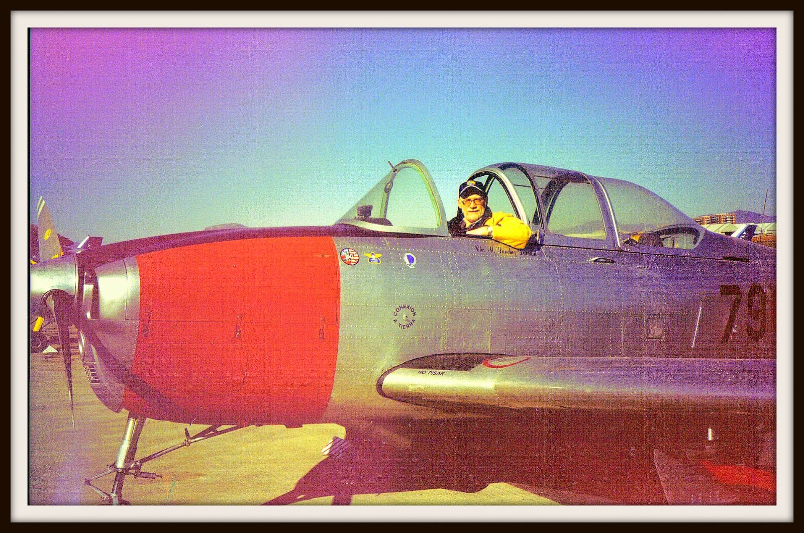 2004.- En la FPAC - Fundació Parc Aeronàutic de Catalunya. Dentro de la carlinga de un avión CESSNA