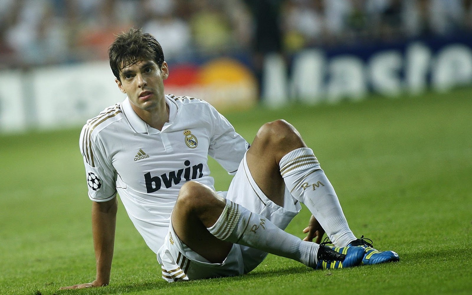 http://4.bp.blogspot.com/-lq0E5d9W_Tc/UL-Gl4Av6UI/AAAAAAAALTk/3EKfEDMnu5g/s1600/Ricardo-Kaka-Real-Madrid-Wallpapers-2012%2005.jpg