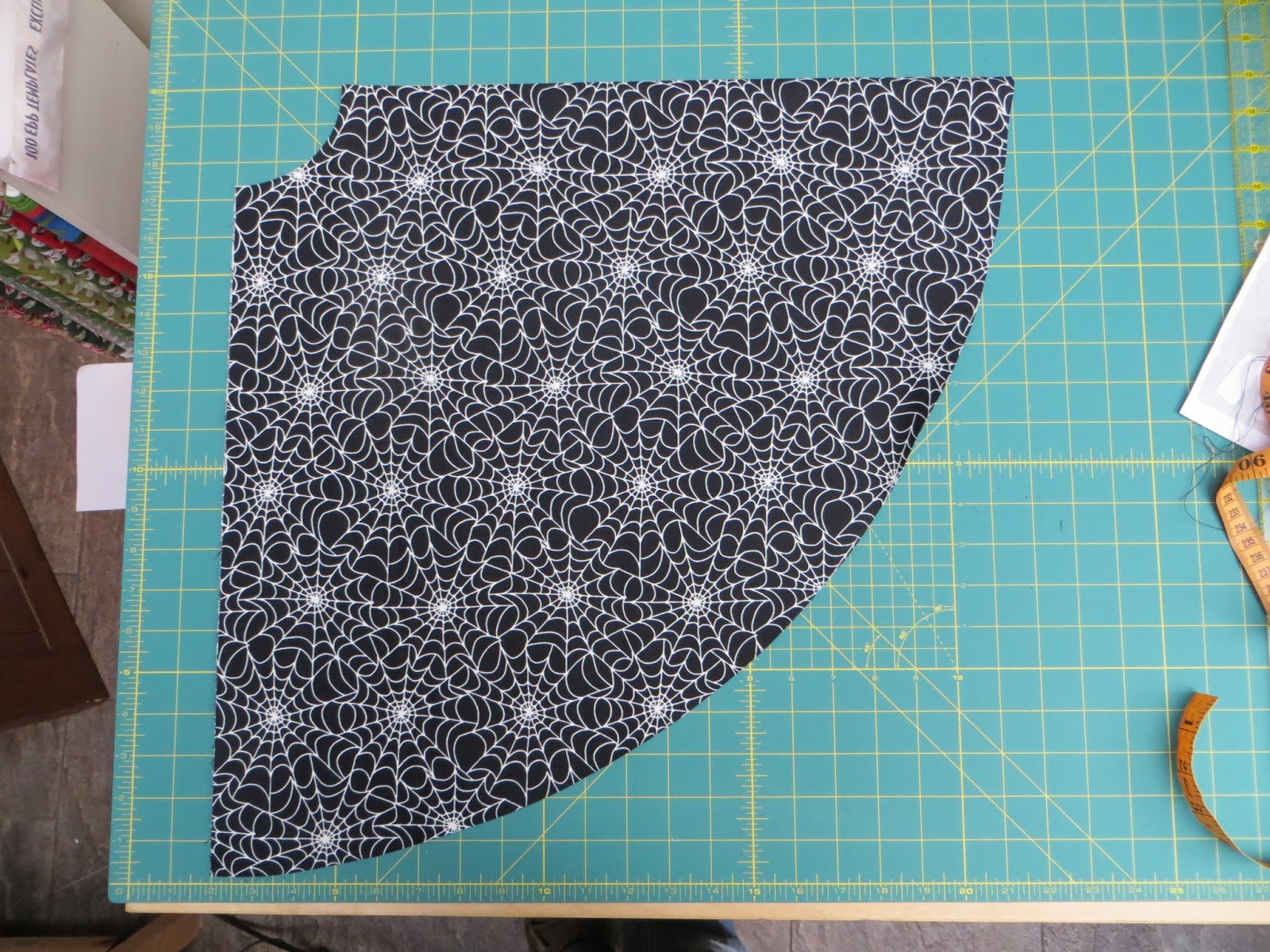 Pelenna Patchworks Collared witch's cloak tutorial how to make a child's cape to go with a