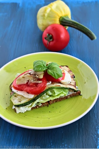 Antipasti-Brot mit Kräutern, Zucchini, Tomaten und Mozzarella Sehr wandlungsfähig und lecker!