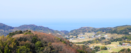 Seto Inland Sea spreads beyond the village on hills.