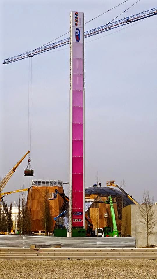 Expo%2BMilano%2BTotem%2BCellulari.jpg