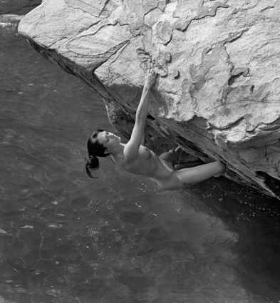 Dean Fidelman stone nudes mulheres escalando pelada nua natureza calendário sensual NSFW