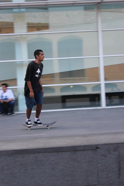 Deskorolkowcy pod MACBA w Barcelonie Barcelona Skaterzy