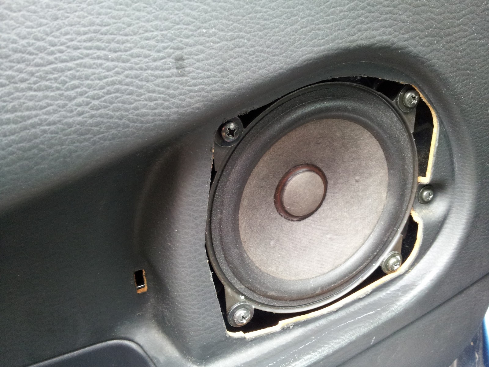 Replacing Door Speakers On The Volvo S40 Car News Auto Lah