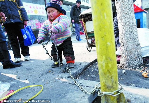 ESO News: CHINE : DES ENFANTS ENCHAÎNÉS COMME DES ANIMAUX