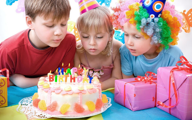 foto verjaardag kinderen taart feest cadeaus