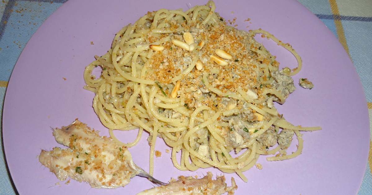 Spaghetti con sarde fresche e briciole di pane integrale