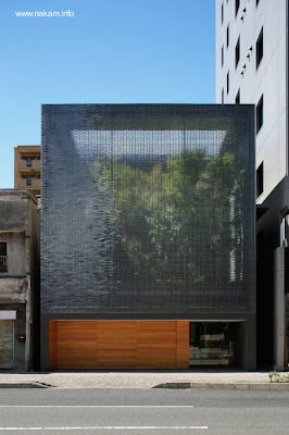 Residencia urbana en Japón, arquitectura de Hiroshi Nakamura & NAP Casa moderna con original fachada cubierta de vidrio óptico