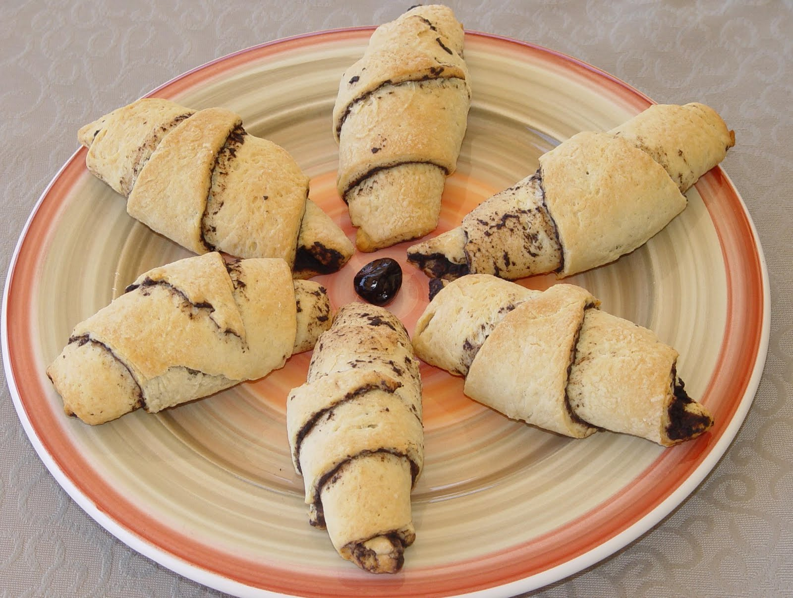 Rulo Çörekler (zeytin ezmeli) Tarifi Rulo Çörekler (zeytin ezmeli) Tarifi