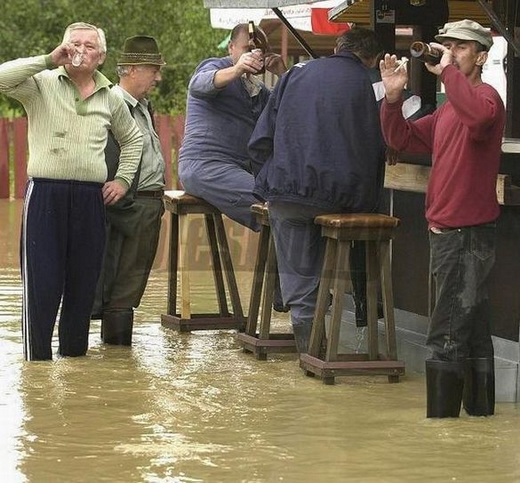 20 cảnh ngập lụt khắp thế giới: Cách duy nhất để vượt qua nghịch cảnh là phải lầy lội hơn cả nước lũ thì mới được - Ảnh 7.