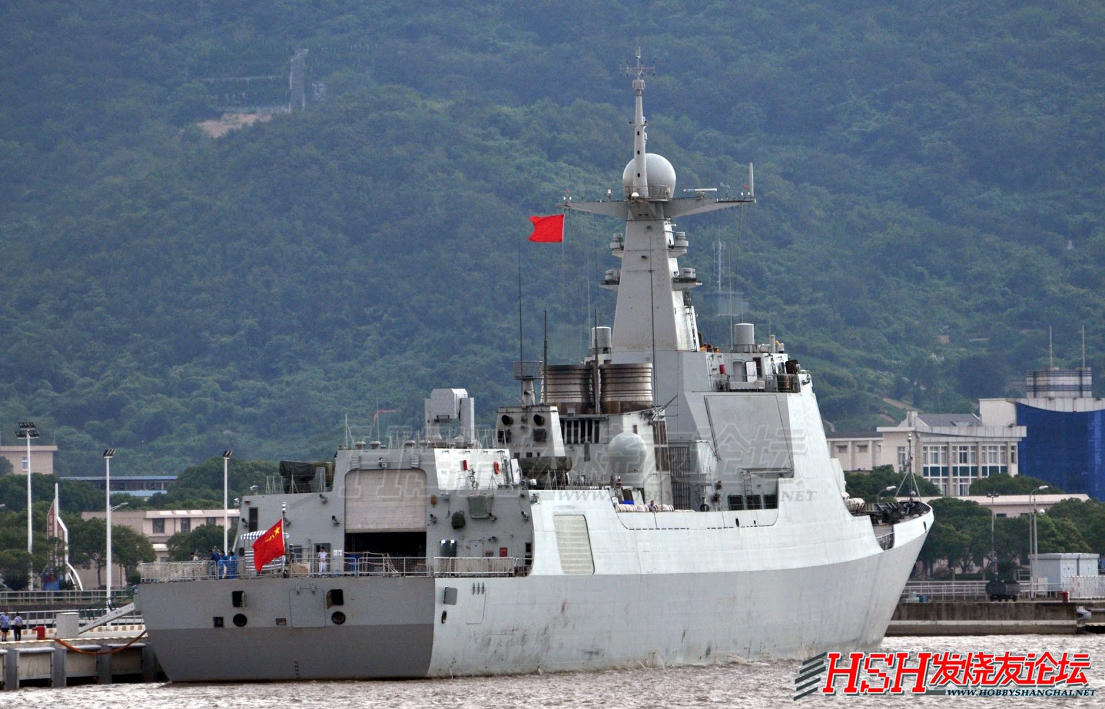 ARMADA DE CHINA - Página 2 Type+052D+Guided+Missile+Destroyer,+Type+052C+,+Peoples+Liberation+Army+Navy,+China,+Zhoushan+naval+base+5+Type+052C+Type+052D+destroyers+built+055+056+naval+missile+antiship+aesa+radar+hhq-9+hhq-16+(5)