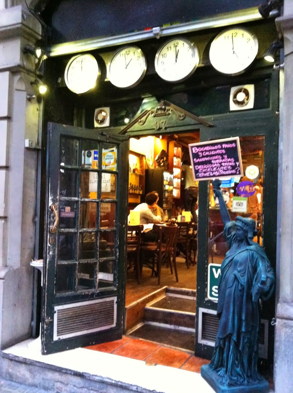 CAFE LA LA Dow Jones in Barcelona, an "American" Bar
