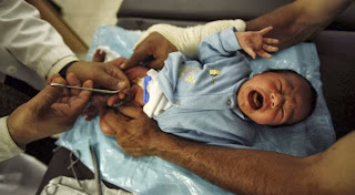 La circoncisition d'un enfant palestinien (Mohammed Salem, 2010 - Reuters)