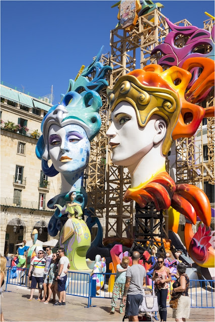 Vive, que no es poco.: Un paseo por las Hogueras de Alicante antes de