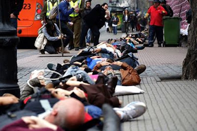 CONVOQUÉES SUR LES RÉSEAUX SOCIAUX, PLUS DE 1.000 PERSONNES SE SONT ALLONGÉES SUR LE DOS PENDANT 11 MINUTES DANS LE QUARTIER DE LA MONEDA, LE PALAIS PRÉSIDENTIEL BOMBARDÉE LE 11 SEPTEMBRE 1973, JOUR DU COUP D'ETAT DU GÉNÉRAL AUGUSTO PINOCHET CONTRE LE GOUVERNEMENT DU SOCIALISTE SALVADOR ALLENDE.