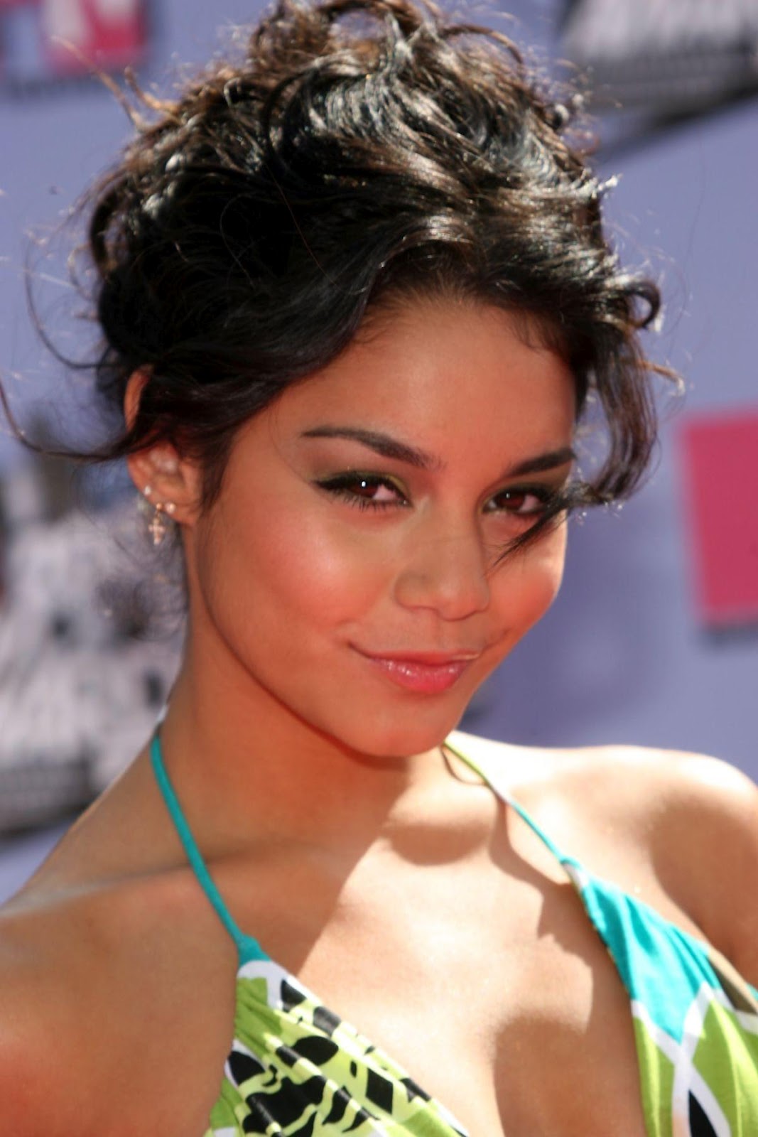 HOLLYWOOD ALL STARS: Vanessa Hudgens Profile, Bio and Pictures/ Wallpapers
