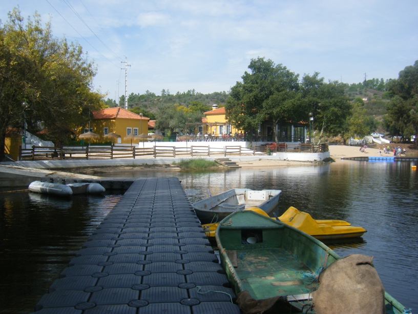 Cais de embarque ao lado da praia fluvial