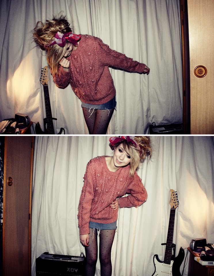 lenço no cabelo tricot rosa, saia jeans, meia calça, lenço rosa