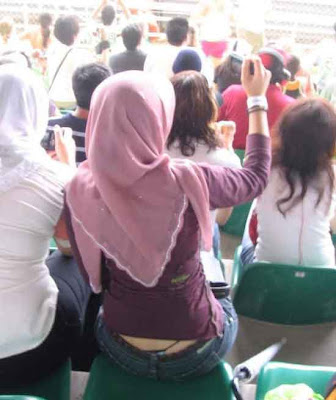 cewek berjilbab seksi kelihatan celana dalam/g-string