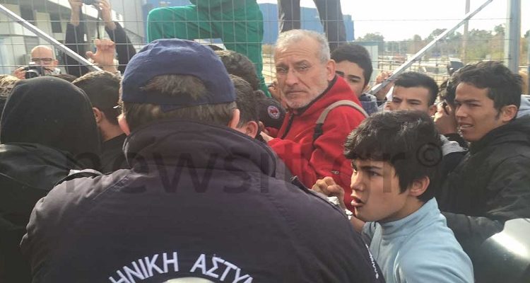 Απίστευτο όλα τα site του συστήματος λένε ότι ο αστυνομικός χτυπάει τον καημένο το προσφυγόπουλο Απίστευτο όλα τα site του συστήματος λένε ότι ο αστυνομικός χτυπάει τον καημένο το προσφυγόπουλο