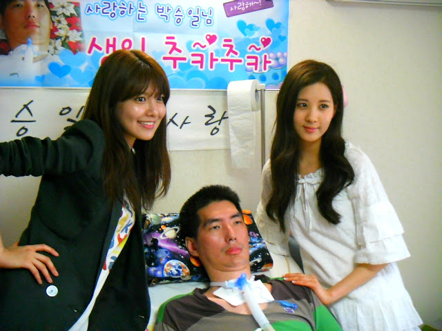 [PICS][25/11/2012] SNSD's Sooyoung, Seohyun, Yuri and their photos with Park Seungil Snsd+seohyun+sooyoung+seohyun+with+park+seungil+(1)