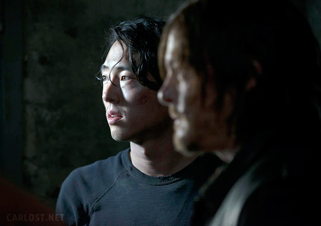 Glenn (Steven Yeun) y Daryl Dixon (Norman Reedus) en The Walking Dead 5x01 Glenn (Steven Yeun) y Daryl Dixon (Norman Reedus) en The Walking Dead 5x01